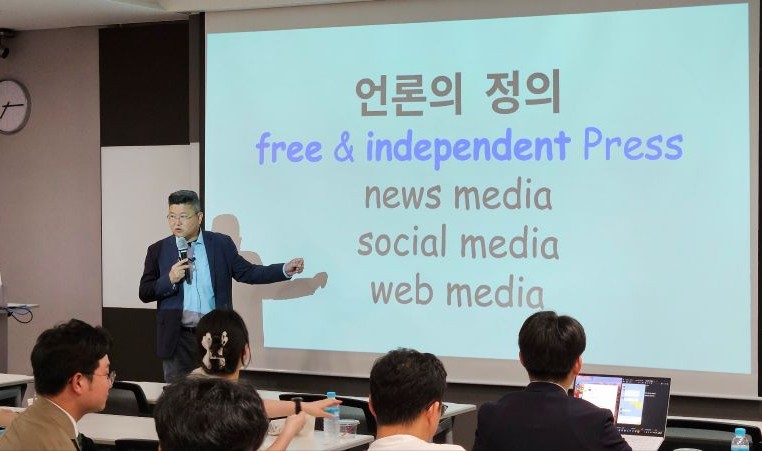 [비주얼 스토리텔링]강형원 기자, '역사가'로서의 기자에 주목하다